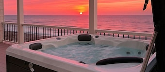 BOOK NOW! Breathtaking Ocean front Estate! Hot tub!