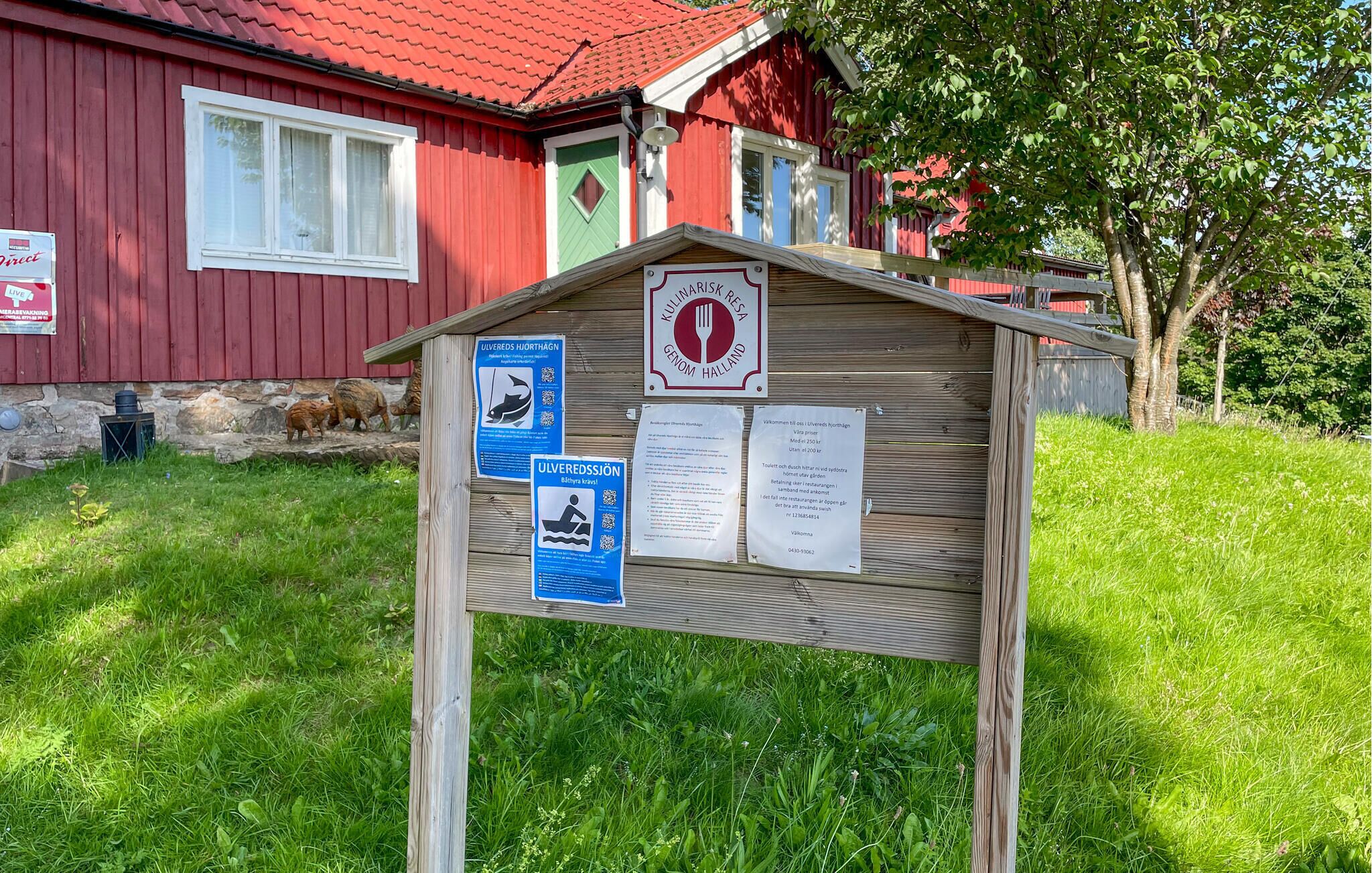 Un panneau d’information en bois affichant des indications sur les sites touristiques et les réglementations locales.