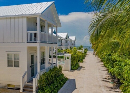 Villa with private plunge pool, boat dock, & amazing sunsets in Islamorada Fl