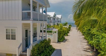 Villa with private plunge pool, boat dock, & amazing sunsets in Islamorada Fl