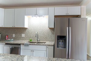 Microwave, oven, stovetop, dishwasher - Charming 3-bedroom house in excellent location North Central WV (Bridgeport)