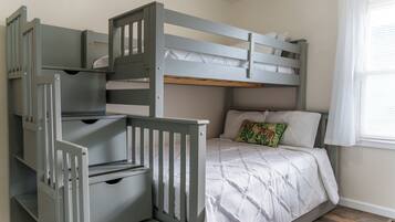 3 bedrooms, iron/ironing board, WiFi, bed sheets