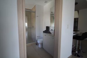 Sèche-cheveux, serviettes fournies, savon, papier toilette