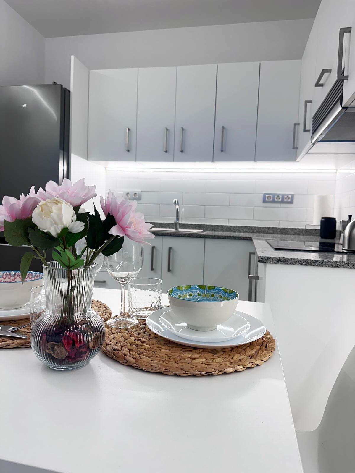 Frigorífico, microondas, horno y placa de cocina