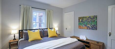 2 bedrooms, desk, iron/ironing board, WiFi