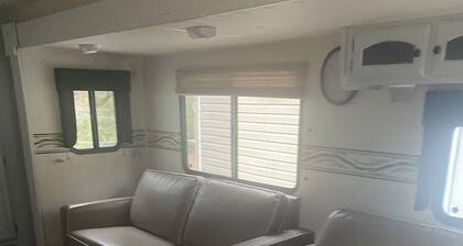 Cozy 2-bedroom RV with WiFi and AC in peaceful Jonesboro