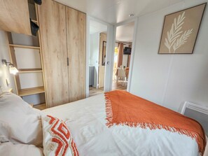 2 bedrooms, iron/ironing board, bed sheets - Dreamy Lodge - Beach 100m away, bungalow ideal for families - 4* campsite (Canet-en-Roussillon)