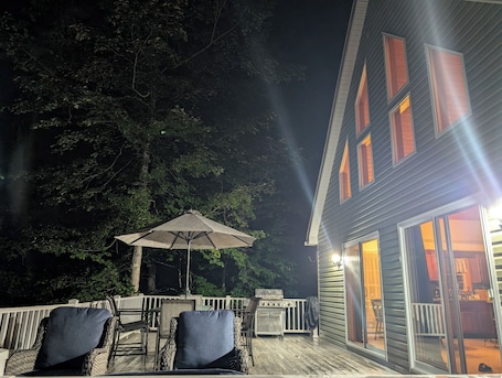 Outdoor dining. Hidden Pines