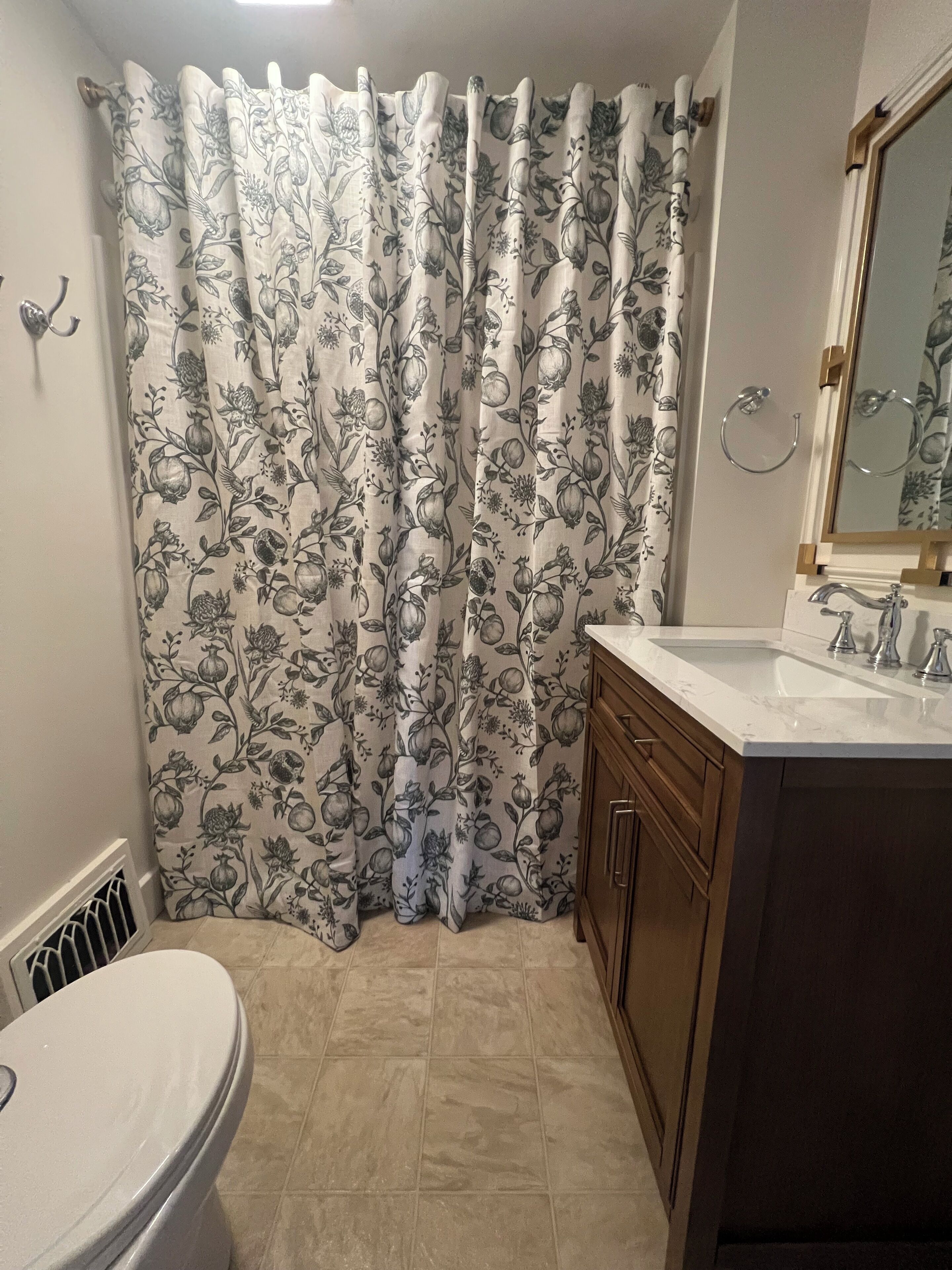 Un baño con inodoro, lavamanos y espejo.