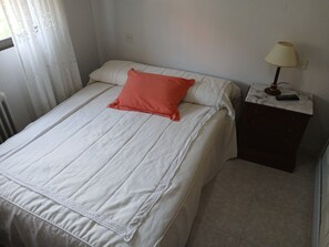 1 habitación, tabla de planchar con plancha, wifi y ropa de cama