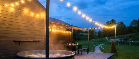 Outdoor spa tub