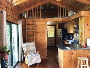 Fridge, microwave, stovetop, dishwasher - Stunning View at the Lotus View Retreat in Yogaville/ Cabin (Buckingham)