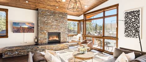 Smart TV y chimenea