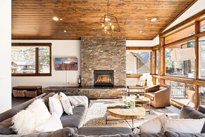 Smart TV y chimenea 
