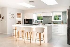 Fridge, microwave, oven, stovetop - Luxury Mooloolaba Retreat with Spa and Pool (Mooloolaba)