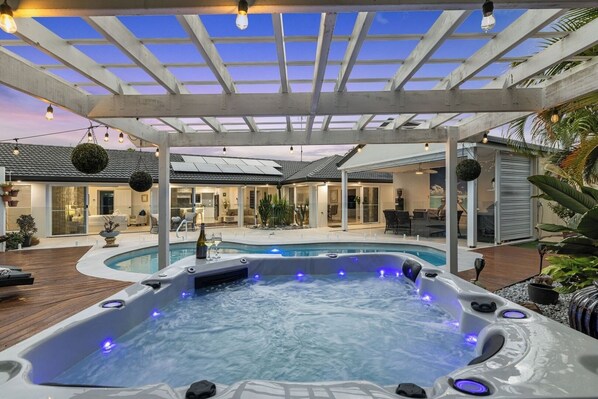 Terrace/patio - Luxury Mooloolaba Retreat with Spa and Pool (Mooloolaba)