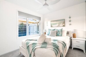 4 bedrooms, travel cot, WiFi, bed sheets - Luxury Mooloolaba Retreat with Spa and Pool (Mooloolaba)