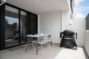 Outdoor dining - Coolum Gem with BBQ and Stunning Pool (Coolum Beach)