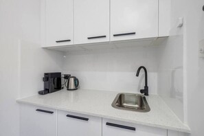 冷蔵庫、コンロ、調理器具と食器