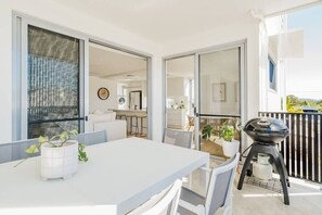 Outdoor dining - SILK | New Modern Condo 400m to the Beach (Coolum Beach)