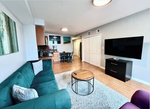 TV - Bright& Stylish 2bd Apt next to Convention Center (Philadelphia)