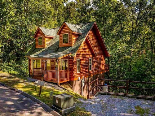 Gatlinburt Perfectly Cozy Cabin for Your Next Adventure with Pool Table Hot Tub 