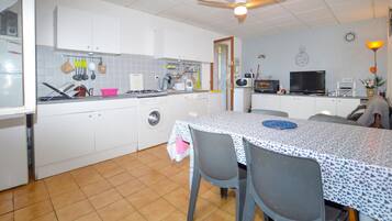 JÀÀkaappi, liesi, kahvin-/teenkeitin