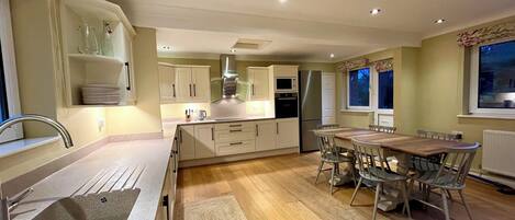 ثلاجة، ميكروويف، فرن، موقد طهي مسطح