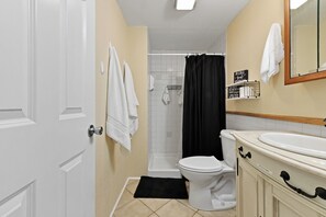 Douche, baignoire à remous, séchoir à cheveux, serviettes fournies