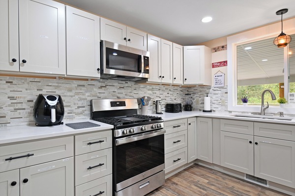 Frigorifero, microonde, forno, piano cottura