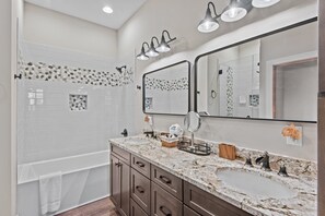 Shower, jetted bath, towels - Sunbird Cabin at MontEagle - new, EV charger, hot tub, King rooms (Banner Elk)