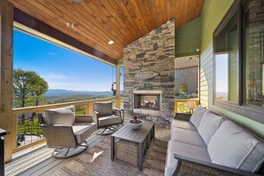 Property grounds - Sunbird Cabin at MontEagle - new, EV charger, hot tub, King rooms (Banner Elk)