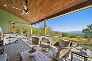 Terrace/patio - Sunbird Cabin at MontEagle - new, EV charger, hot tub, King rooms (Banner Elk)