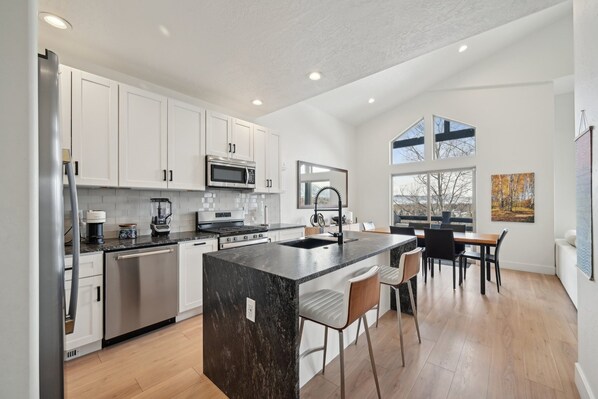 Fridge, microwave, oven, stovetop - New Listing Bear Hollow Park City (Park City)