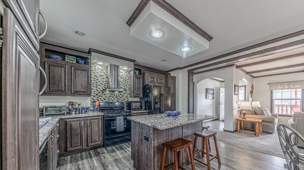 Kjøleskap, mikrobølgeovn, ovn og kokeplater