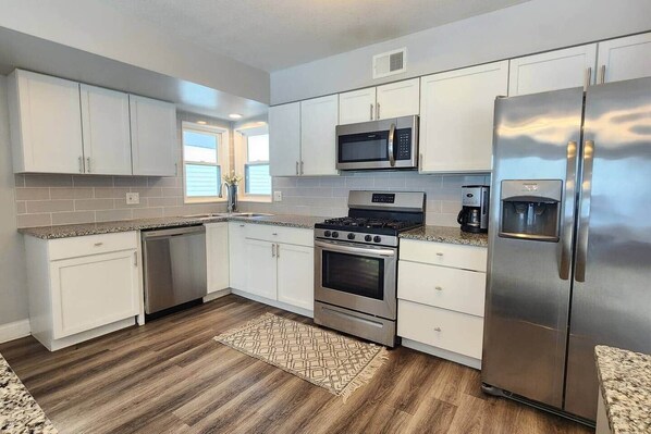 Jääkaappi, mikroaaltouuni, uuni, liesi