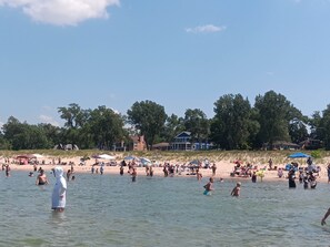 Aurinkotuoleja, rantapyyhkeitä