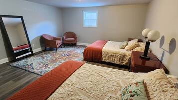 4 slaapkamers, een strijkplank/strijkijzer, reisbedje, gratis wifi