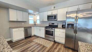 Frigorífico, microondas, horno y placa de cocina