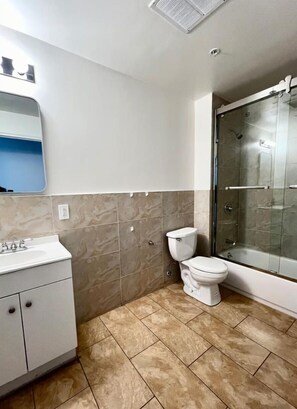 Hair dryer, towels, soap, toilet paper - Escape to the City in this wonderful 2bd Apt steps from Convention Center! (Philadelphia)