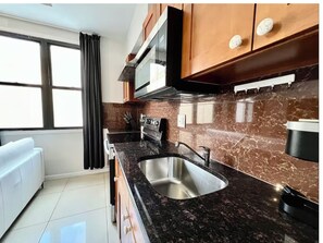 Oven, stovetop - Escape to the City in this wonderful 2bd Apt steps from Convention Center! (Philadelphia)