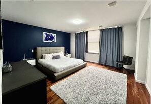 2 bedrooms, iron/ironing board, WiFi, bed sheets - Escape to the City in this wonderful 2bd Apt steps from Convention Center! (Philadelphia)