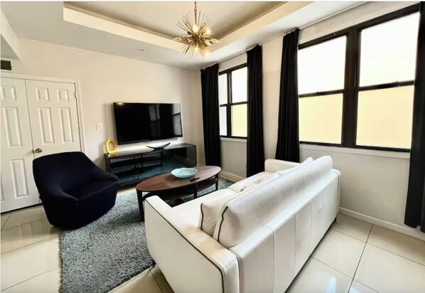TV - Escape to the City in this wonderful 2bd Apt steps from Convention Center! (Philadelphia)