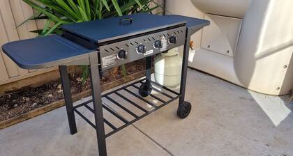 2 bedroom house Central Nagambie sleeps 5. Walking distance to lake and shops.