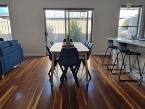 Dining - 2 bedroom house Central Nagambie sleeps 5. Walking distance to lake and shops. (Nagambie)