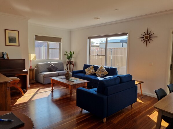 Living area - 2 bedroom house Central Nagambie sleeps 5. Walking distance to lake and shops. (Nagambie)