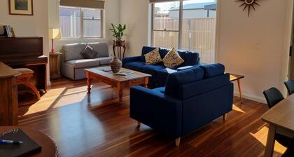 2 bedroom house Central Nagambie sleeps 5. Walking distance to lake and shops.