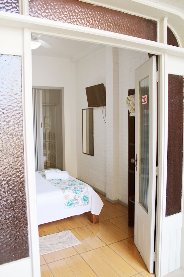 ميني بار وواي فاي مجانًا وملاءات أسرّة