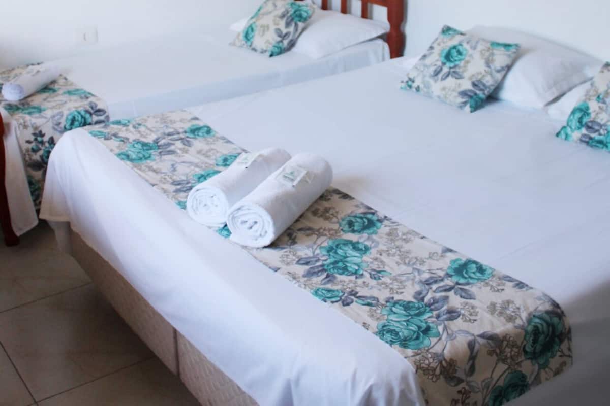 Minibar, wifi gratis y ropa de cama