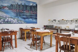 Free daily buffet breakfast  - Brisa Pousada (Gramado)